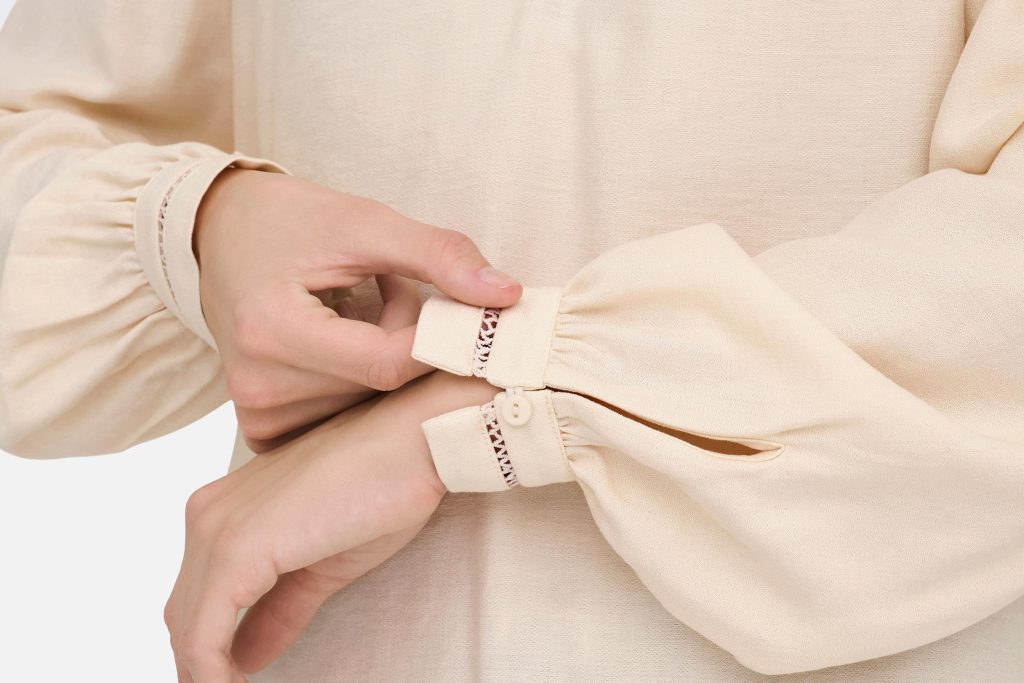 CORA V NECK SANDSHELL