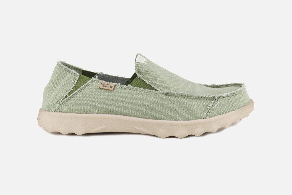KICKBACK COUCH MID GREEN