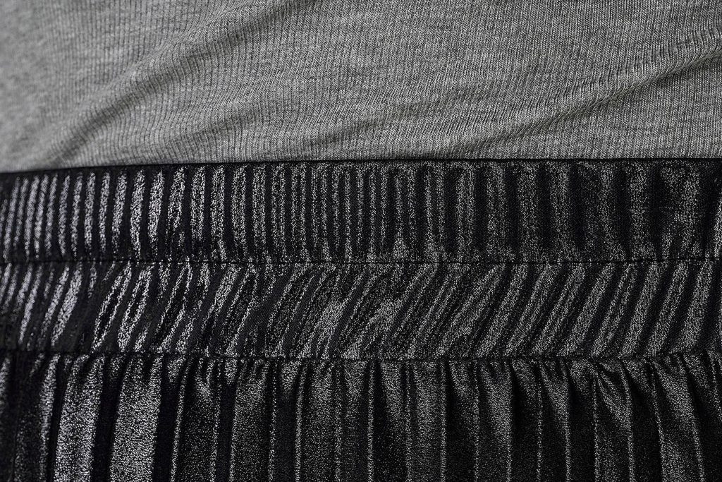 LYON PLEATED SHINE SKIRT BLACK