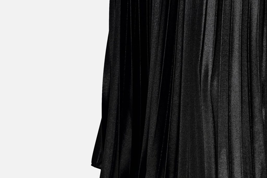 LYON PLEATED SHINE SKIRT BLACK