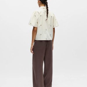 OBJMOLIA SS RE SHIRT CLOUD DANCER EMB FLOWER – Image 2