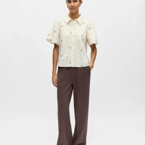 OBJMOLIA SS RE SHIRT CLOUD DANCER EMB FLOWER – Image 4