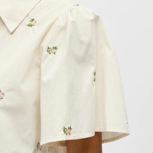 OBJMOLIA SS RE SHIRT CLOUD DANCER EMB FLOWER – Image 6